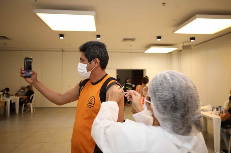 Manaus anuncia mutirão para segunda e terceira dose da vacina neste fim de semana