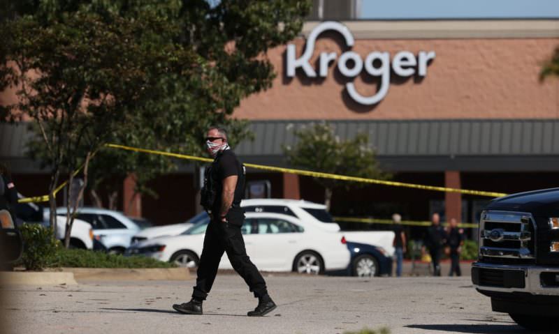 Ataque em supermercado deixa um morto e dezenas de feridos nos EUA