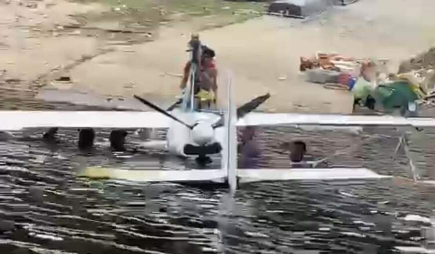 Piloto foge após queda de avião irregular em Manaus