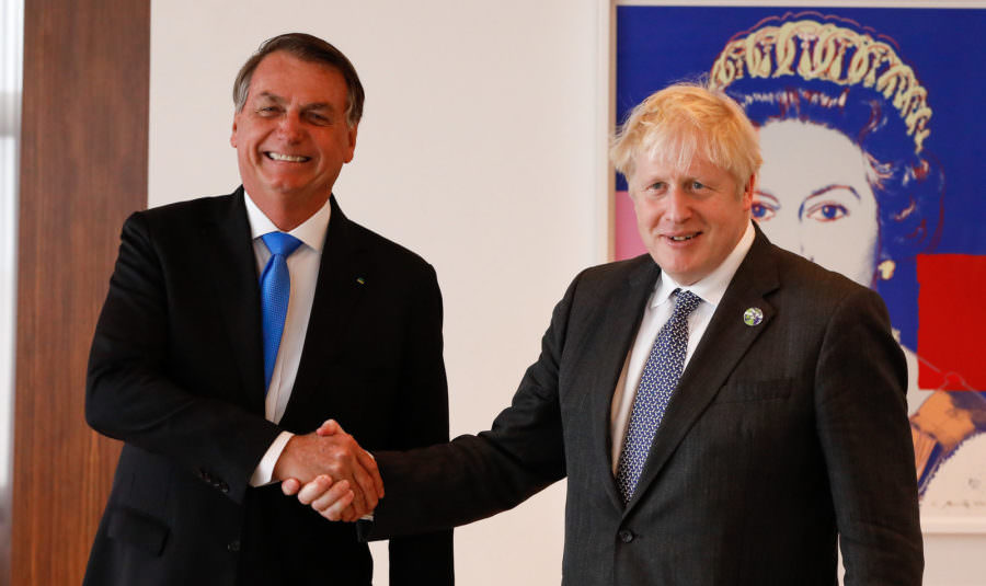 Bolsonaro compara Brasil ao Reino Unido e reclama: 'lá ninguém grita Boris Johnson genocida'