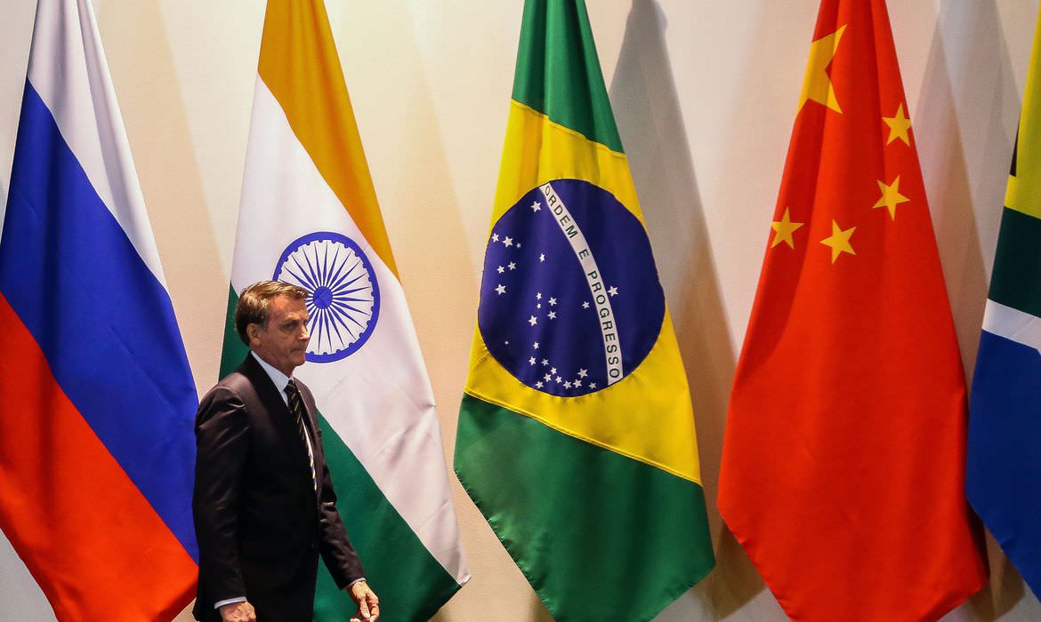 Bolsonaro chama China de parceira do Brasil na produção de vacinas