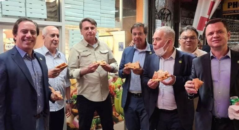 Foto de Bolsonaro jantando pizza em Nova York é alvo de críticas e elogios
