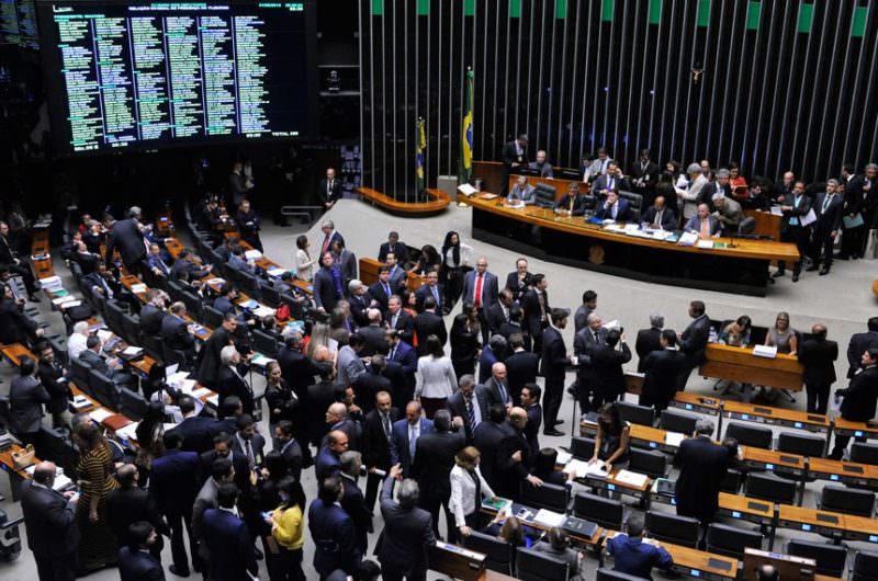 Câmara aprova projeto que autoriza uso da reforma do IR para bancar Auxílio Brasil