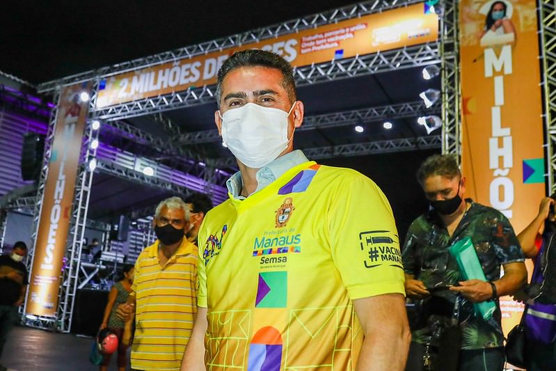 David Almeida causa aglomeração para comemorar 2 milhões de doses aplicadas em Manaus