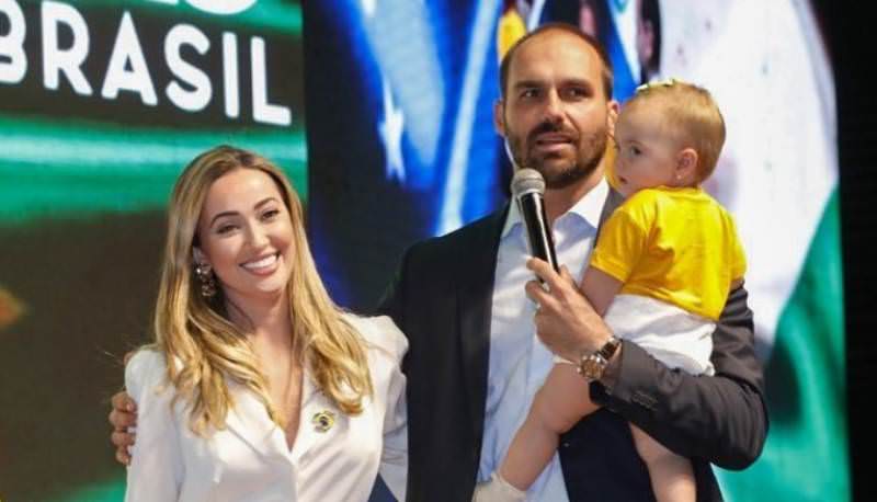 Esposa e filha de 11 meses de Eduardo Bolsonaro testam positivo para a covid-19