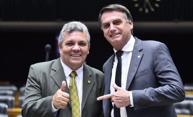 Aliado por 40 anos, Fraga revela rompimento com Bolsonaro após morte da esposa por covid