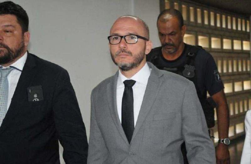 Justiça aumenta pena de Gustavo Sotero e delegado poderá voltar à prisão