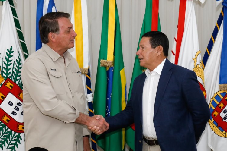 Bolsonaro embarca para Nova York e Mourão assume a presidência
