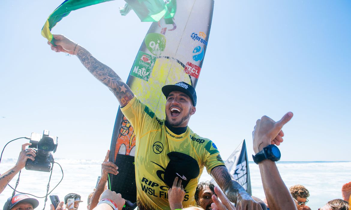 Após ano polêmico, Gabriel Medina conquista título mundial de surfe