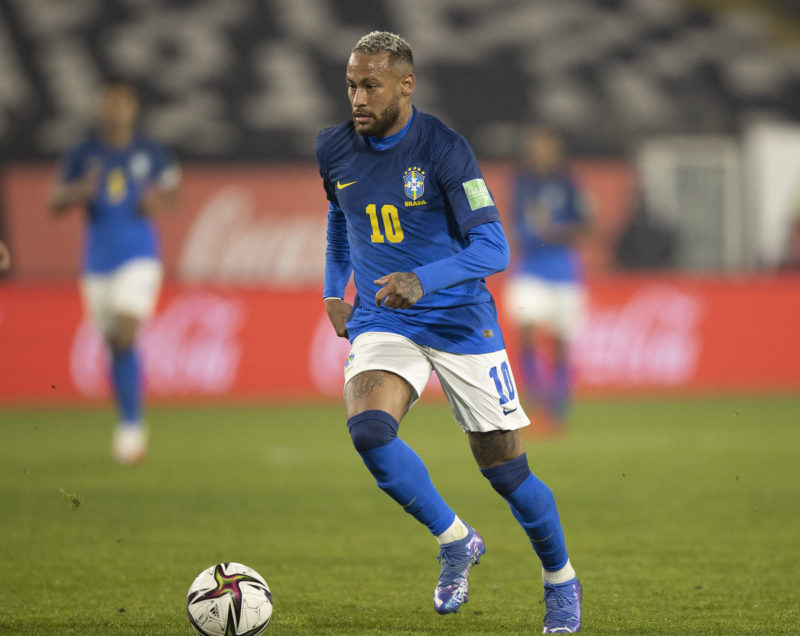 Neymar rebate críticas sobre peso: 'camisa era G; no próximo jogo peço M'