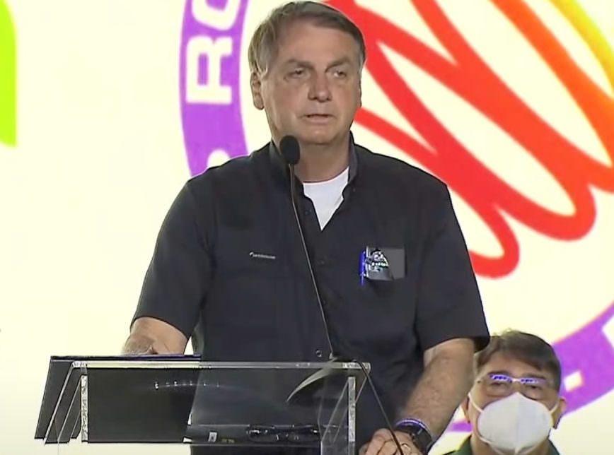 Bolsonaro diz que economia não vai parar e elogia ministros: ‘time está indo muito bem’