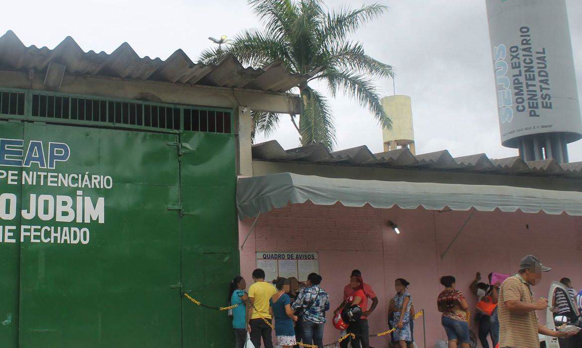 Mulher é flagrada tentando entrar com 'absorvente de tabaco' em presídio em Manaus