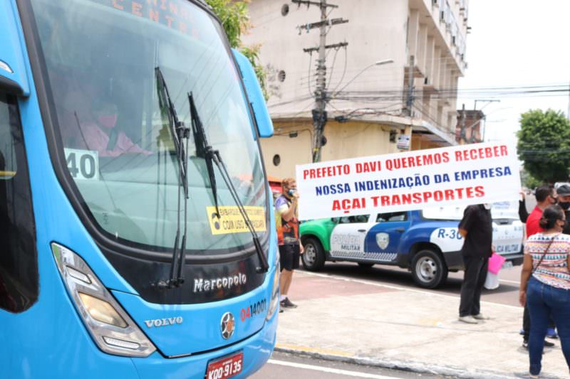Rodoviários paralisam ônibus e cobram indenização da empresa Açaí Transportes