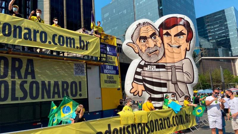 Movimentos de esquerda brigam por apoio de manifestantes no RJ