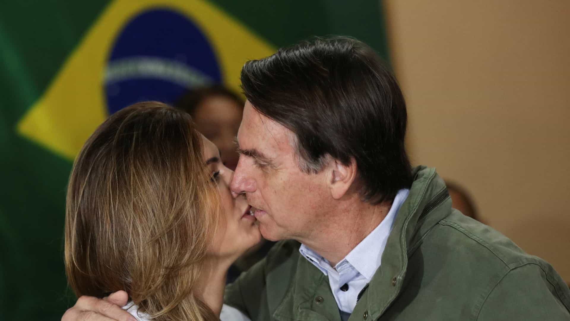 Internautas dizem que Michelle fez cara de nojo após beijo de Bolsonaro