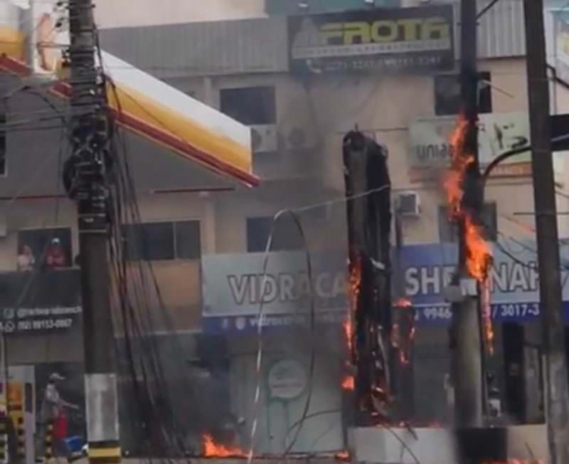 Transformador pega fogo próximo a posto de gasolina em Manaus; assista