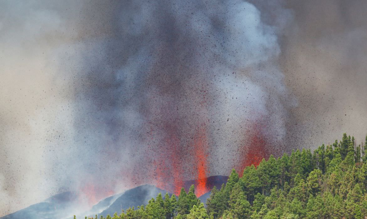 Erupção do vulcão nas Ilhas Canárias pode durar mais de 80 dias