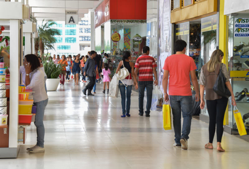 Shoppings e salões de beleza podem exigir comprovante da vacina no AM