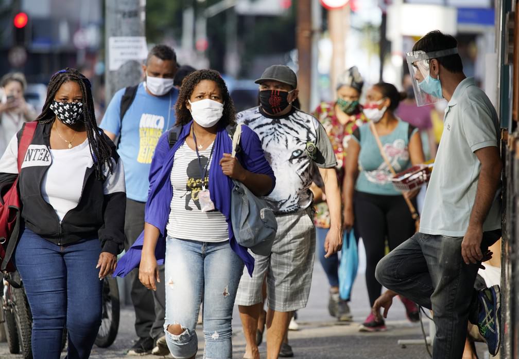 Governo do RJ flexibiliza uso de máscara em local aberto