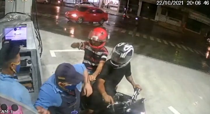 Vídeo: Bandido aponta arma para a cabeça de frentista durante assalto em Manaus