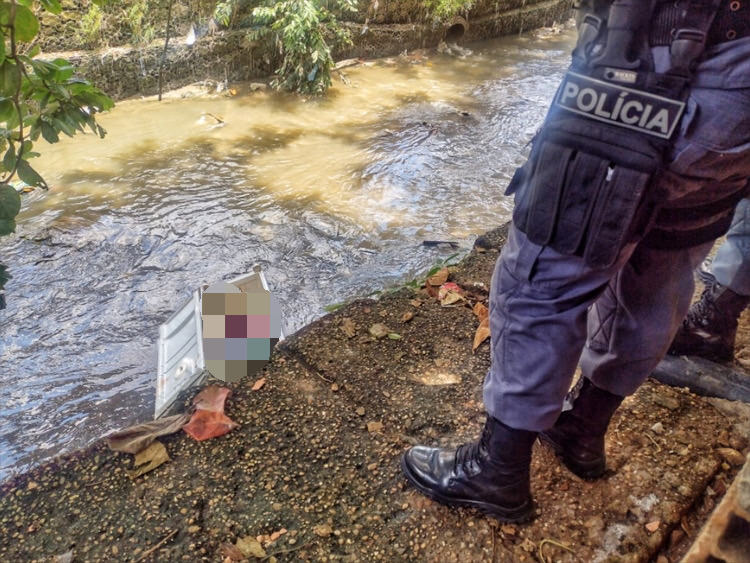 Corpo é encontrado dentro de geladeira às margens de igarapé em Manaus