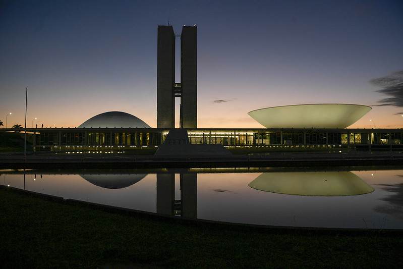 Congresso promulga parte da PEC dos Precatórios que viabiliza Auxílio Brasil