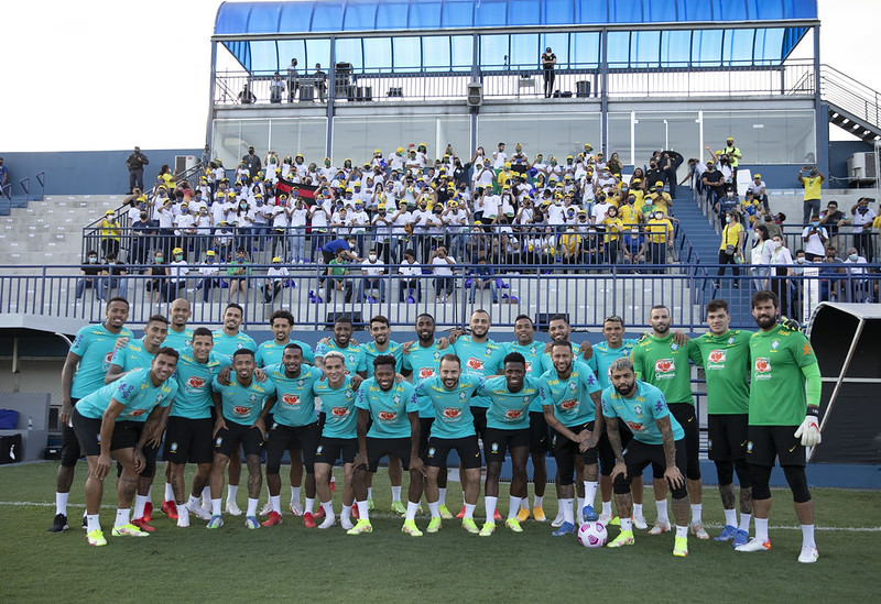 Estudantes acompanham treino da seleção brasileira em Manaus
