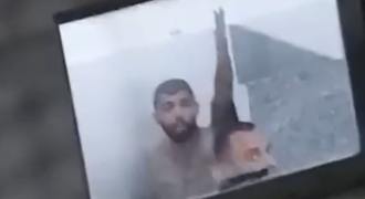 Torcedores filmam Gabigol tomando banho com companheiro na Colina