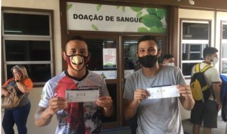 Torcedores dormem na porta do Hemoam para doar sangue e ganhar ingresso do jogo Brasil x Uruguai