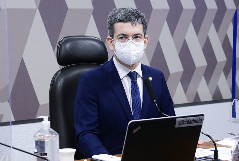 Randolfe testa positivo para covid-19 pela primeira vez