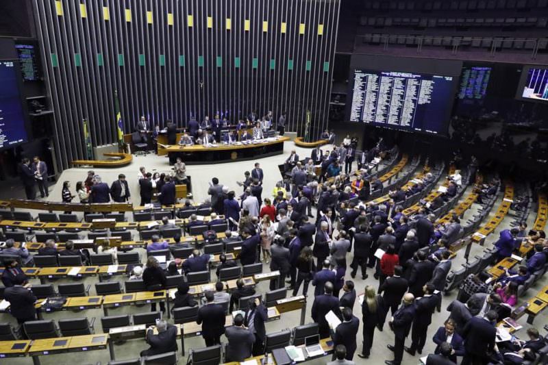 Câmara aprova repasse de precatórios do Fundeb para salário de professores