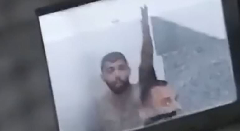 Torcedores filmam Gabigol tomando banho com companheiro na Colina