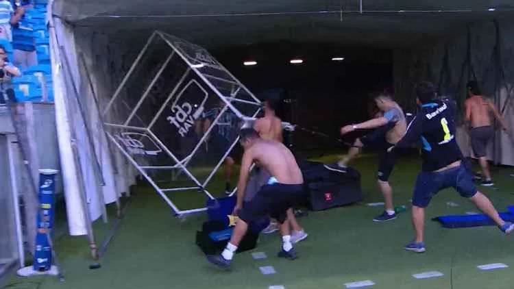 Torcedores transformam estádio em zona de guerra após derrota do Grêmio