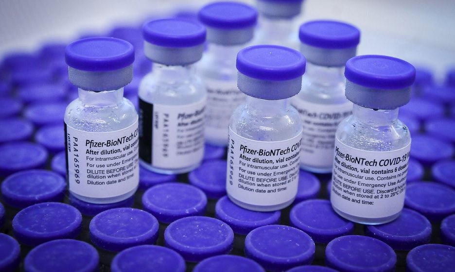 Voo com mais 1,2 milhão de doses de vacina Pfizer desembarca no Brasil