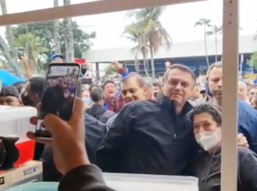 De folga, Bolsonaro é multado mais uma vez por ausência de máscara
