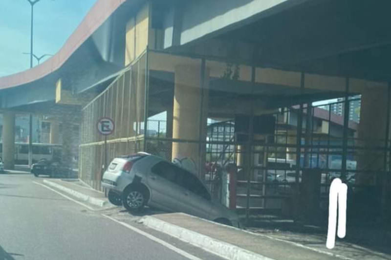 Motorista desavisado tenta estacionar e carro fica preso embaixo de viaduto