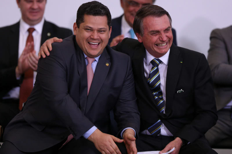 Bolsonaro diz que ‘o que Alcolumbre está fazendo não se faz’