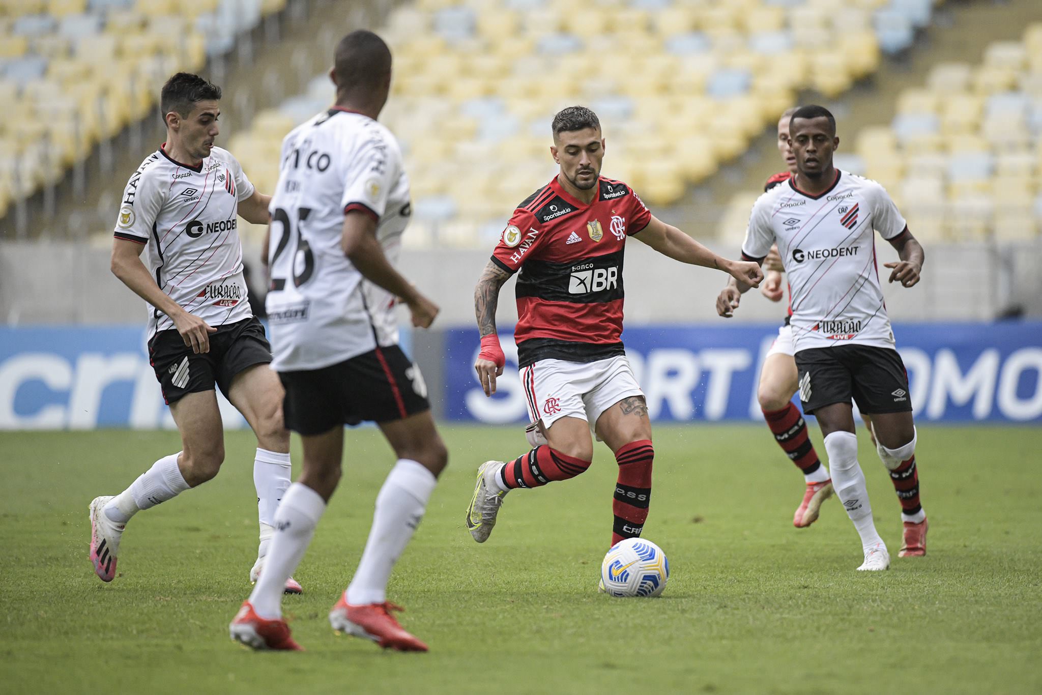 Brasileirão: Flamengo não poupa Athletico-PR em jogo no Maracanã