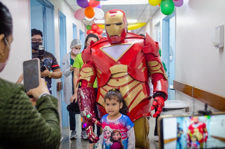 Grupo 'Heróis nos hospitais' leva alegria a crianças internadas em Manaus