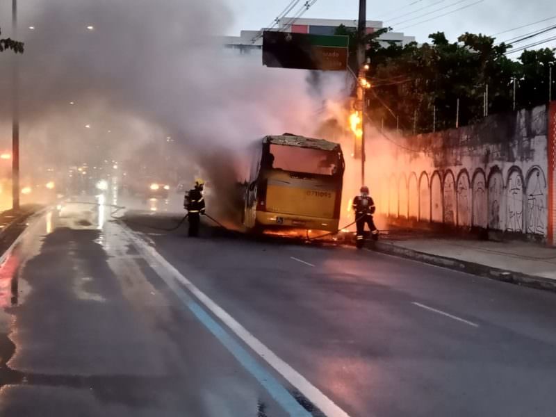 Vídeo: ônibus pega fogo na avenida Constantino Nery