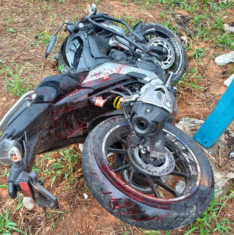 Homem morre após perder controle da moto e bater cabeça em barra de ferro