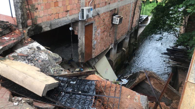 Chuva causa alagamentos em Manaus e parte de casa desaba na zona Oeste