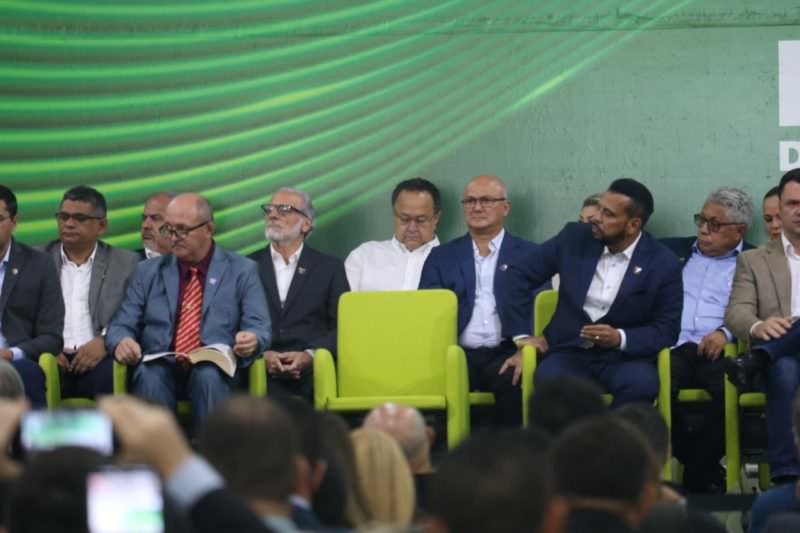 Vídeo flagra suposto cochilo de Silas Câmara durante discurso de Bolsonaro em Manaus