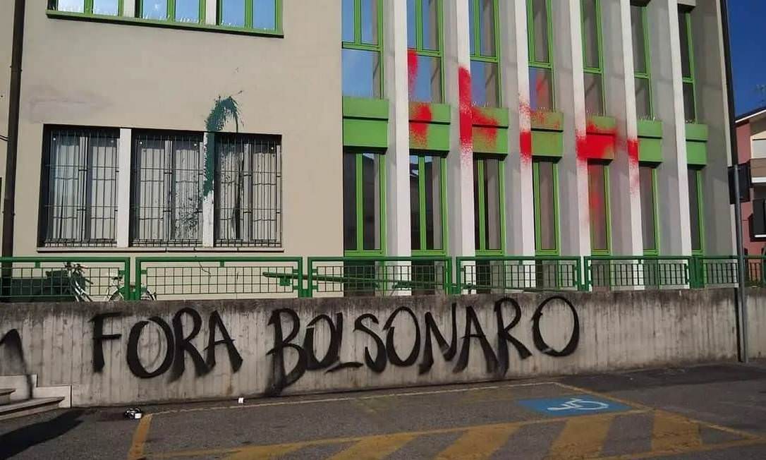Ativistas protestam e jogam esterco em prefeitura que homenageará Bolsonaro