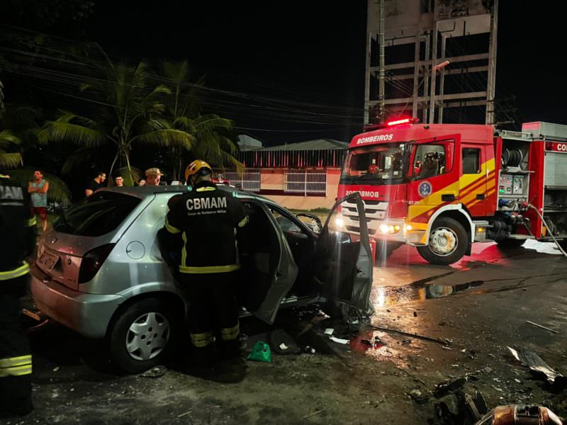 Motorista fica preso nas ferragens após acidente de trânsito em Manaus