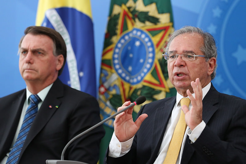 Guedes pede demissão, mas Bolsonaro tenta segurá-lo no Ministério da Economia