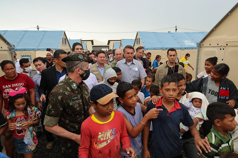 ‘Não queremos isso para o Brasil’, diz Bolsonaro ao visitar abrigo de venezuelanos