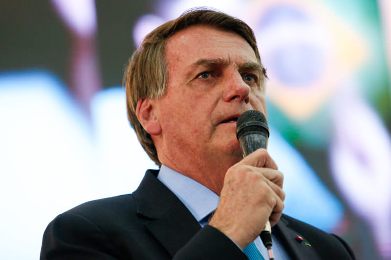 Bolsonaro assina decreto que regulamenta a distribuição de absorventes