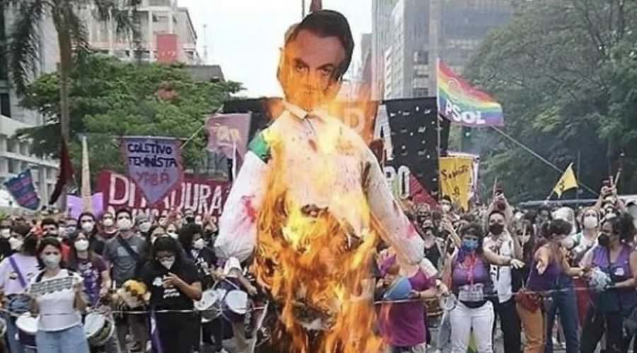 Bolsonaro ironiza foto de boneco em chamas em manifestação: ‘muita paz’