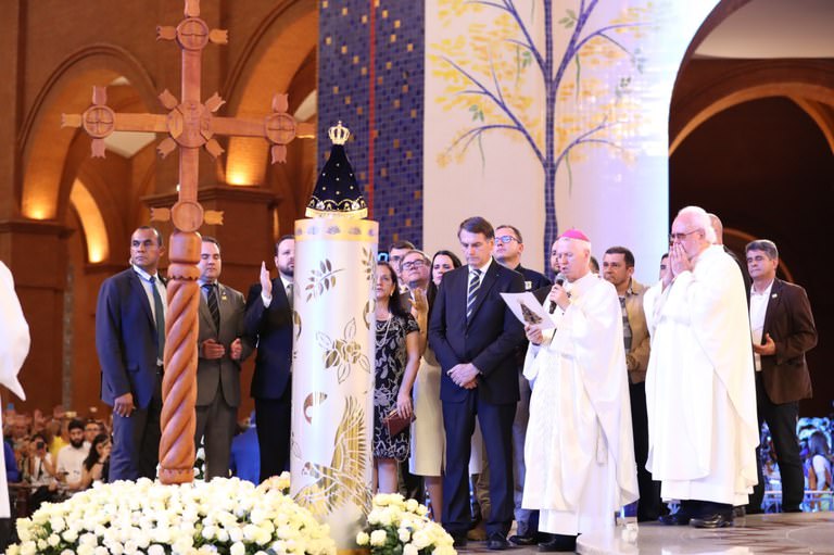 Bolsonaro é vaiado e aplaudido durante missa no Santuário Nacional, em Aparecida
